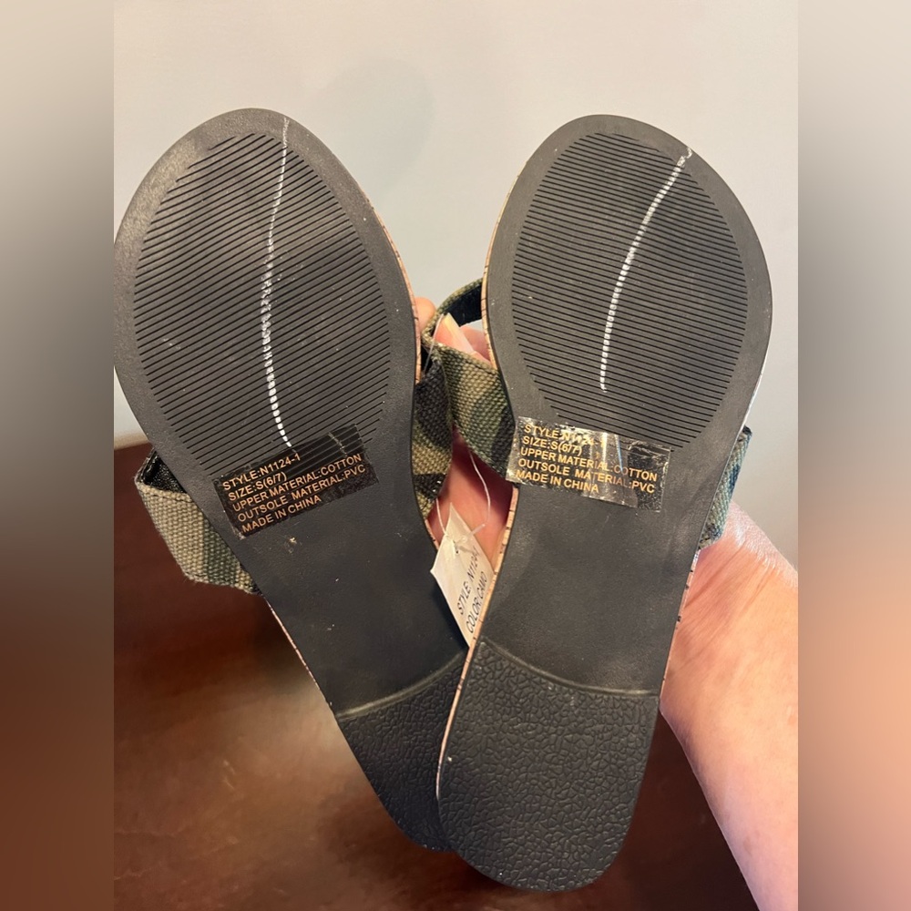 NWT Soul Mates camo Flip Flops Small Size 6/7